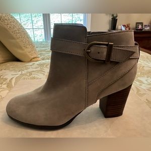 COLE HAAN GRAY NUBUCK CASSIDY STRAP ANKLE BOOTS; 6